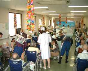 下関市の桃崎病院では、患者様にリハビリとかねて、楽しみながらのレクリエ-ションを病院全体で季節ごとに行っております。