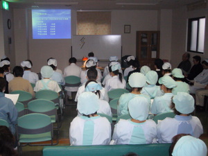 下関市の医療法人桃崎病院では、医療安全委員会研修として  「ヒヤリハットアクシデント報告書の分析について」の研修会を行いました。