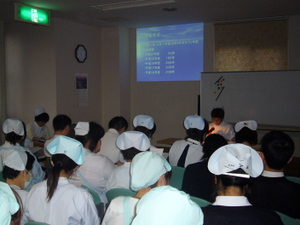 下関市の医療法人桃崎病院では、医療安全委員会研修として  「ヒヤリハットアクシデント報告書の分析について」の研修会を行いました。