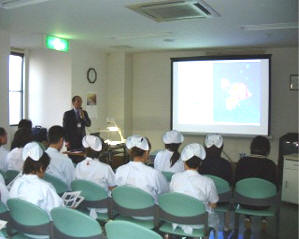 下関市の医療法人桃崎病院では、Ｈ16.1.14に医療安全委員会研修として  「酸素の取り扱いについて」の研修会を行いました。