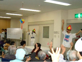 桃崎病院では３６５歩のマ－チ体操を行っています。