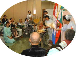 桃崎病院では、心身の健康保持や促進等のため、多様なレクリエーション活動を支援します。2月20日3階食堂にてせつぶんの会を催しました。