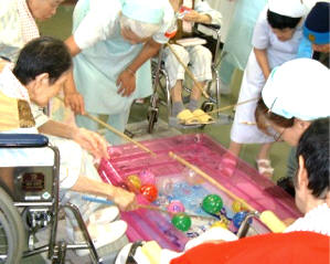 市の桃崎病院では夏祭りのイベントを行いました。当日はおみこしが出たりと楽しく過ごしました。