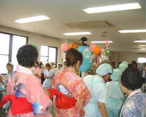 市の桃崎病院では夏祭りのイベントを行いました。当日はおみこしが出たりと楽しく過ごしました。